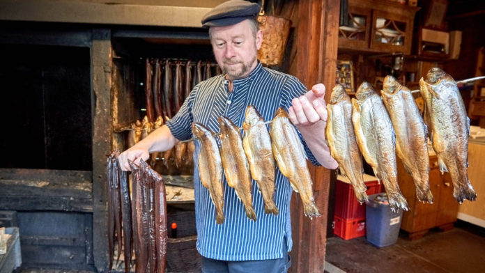 Fischräucherer Wolfgang Hartmann (c)Achim_Meurer.804321