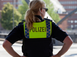 28-jährige Frau greift Rettungskräfte und bespuckt Polizistin an