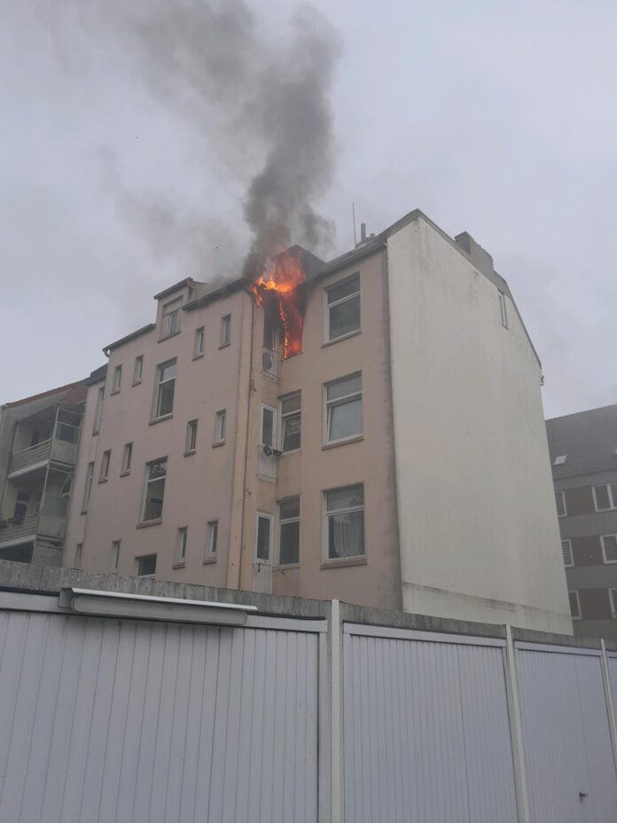 Wohnungsbrand mit vermissten Personen in einem Mehrfamilienhaus