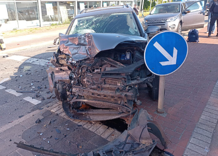 Betrunkener Golffahrer verursacht schweren Verkehrsunfall in Bremerhaven: Drei Verletzte