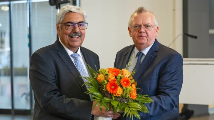 Oberbürgermeister Melf Grantz gratulierte Bürgermeister Neuhoff zur Wiederwahl. ©Magistratspressestelle / Rebecca Rademacher