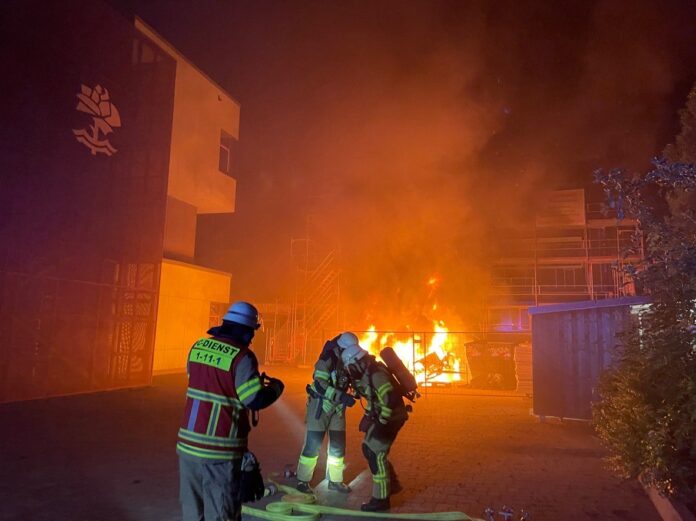 Feuer im Baustellenbereich des Schulzentrums Geschwister Scholl in Bremerhaven