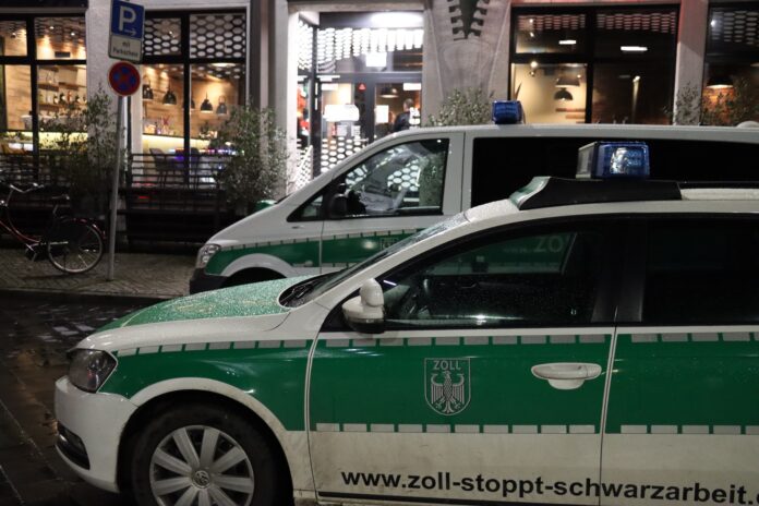 Symbolfoto_Einsatzfahrzeuge_vor_Lokal-Kopie zoll
